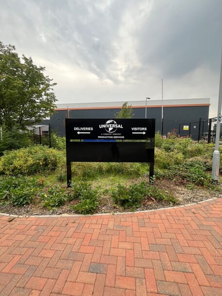 An image of the Universal monument sign.